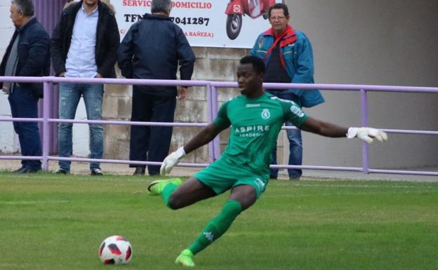 Un resbalón de Samu regala el derbi a La Bañeza