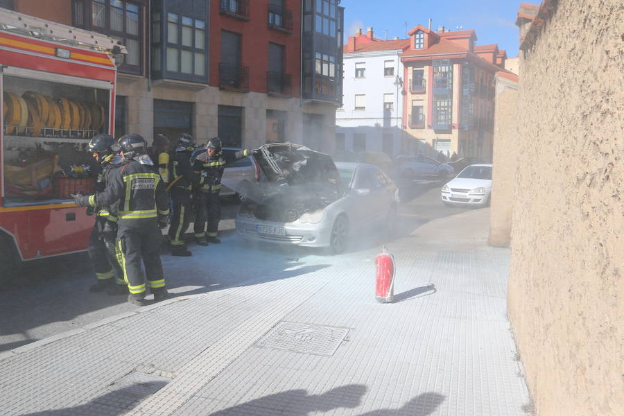 Los bomberos sofocan un incendio en un coche que circulaba cerca del parking de San Pedro