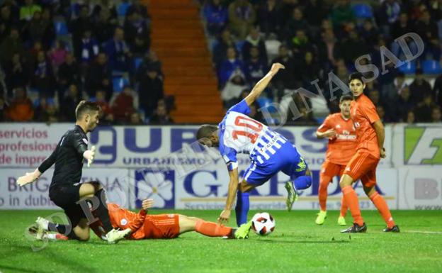 La Ponferradina reina en la locura y se impone al Castilla en el Toralín