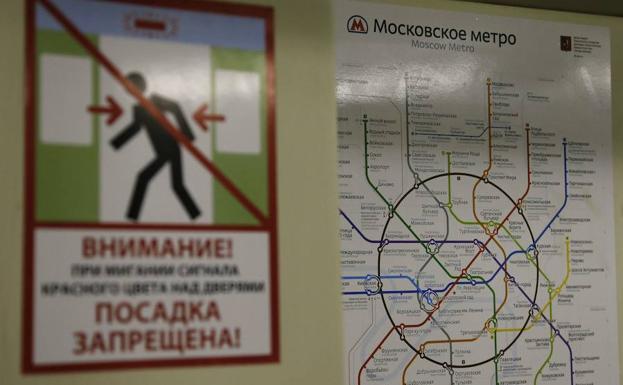 Un viajero para el tráfico en una línea del Metro de Moscú para hacerse un 'selfie' en las vías