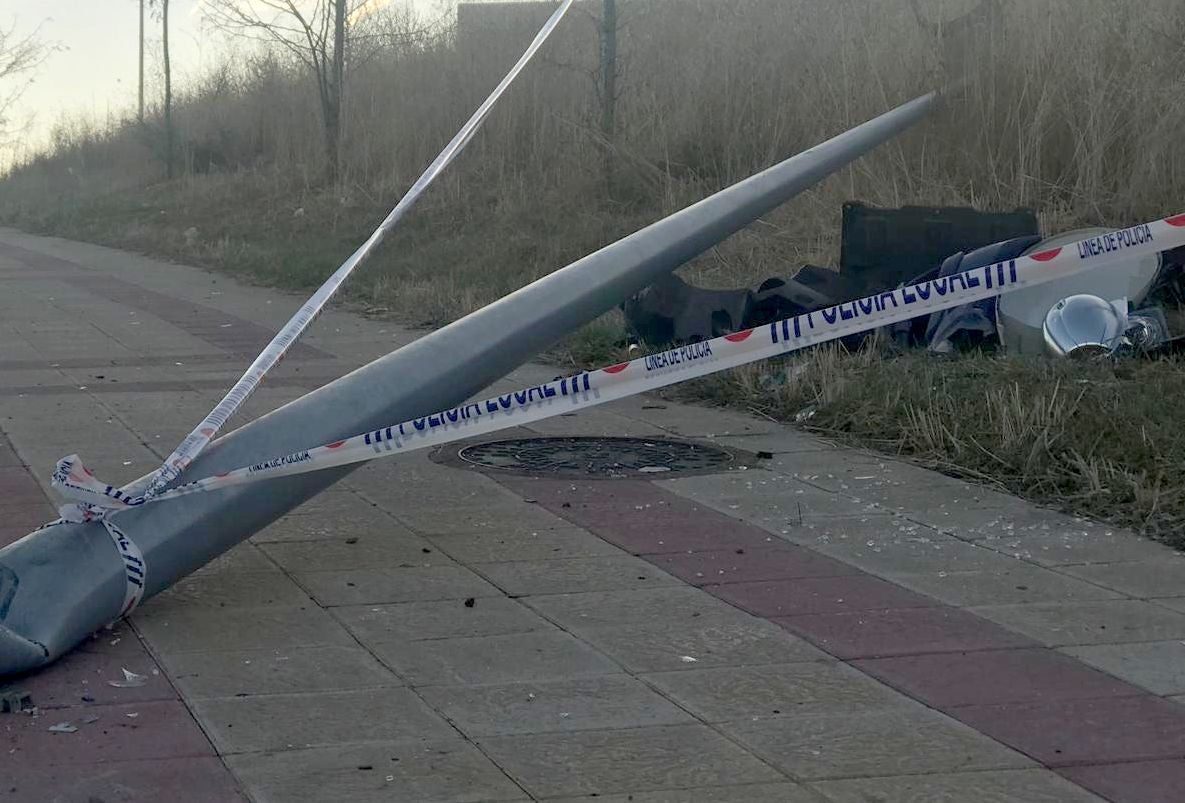Un vehículo colisiona y tira una farola en León