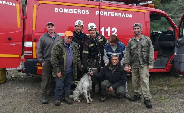 El heróico rescate de un perro que se cayó por la chimenea en Igüeña por los Bomberos de Ponferrada