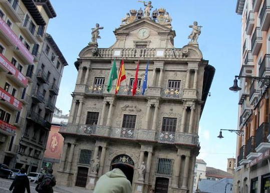 El Ayuntamiento de Pamplona insta al Gobierno a derogar el delito de injurias al rey