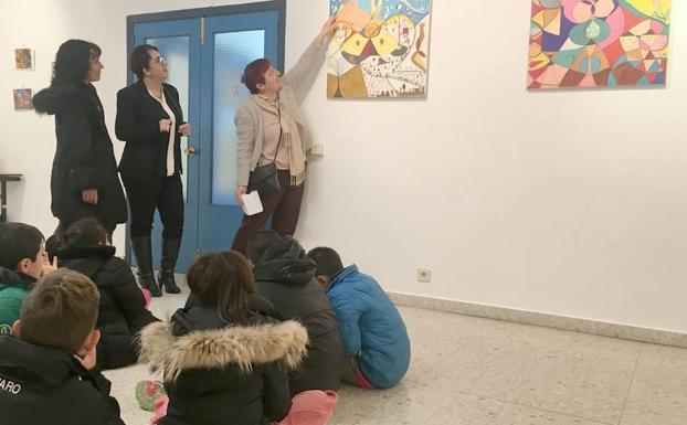 Estrella Moral muestra sus pinturas naif en la Casa de Cultura de Trobajo hasta el 22 de noviembre