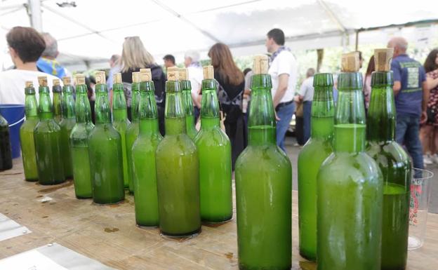 Un camarero en pruebas roba en tres sidrerías la cuenta de la comida más cara y se esfuma