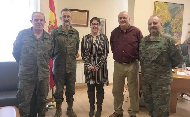 San Andrés recibe al general jefe del MACA en el marco de las relaciones institucionales con la base del Ferral del Bernesga