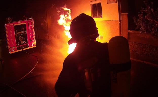 Los Bomberos de León sofocan un incendio en unos contenedores de San Andrés del Rabanedo