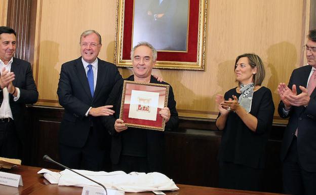 Ferrán Adriá se compromete a ejercer de embajador de León tras recibir el 'Manjarín de plata'