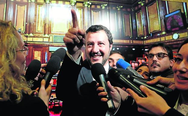 Salvini le come el terreno a Di Maio