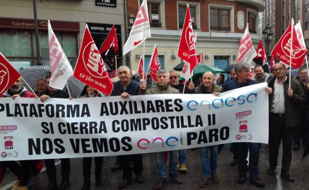 Los auxiliares de Compostilla toman la calle en Ponferrada para pedir una «vía de futuro» a sus empleos