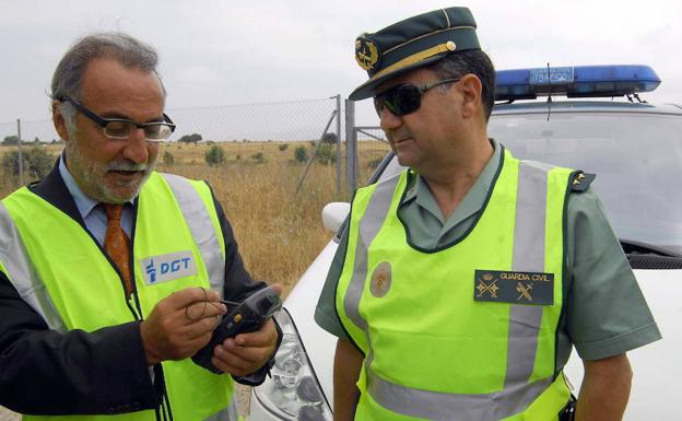 La DGT equipara el móvil al volante y el alcohol o las drogas con la pérdida de seis puntos