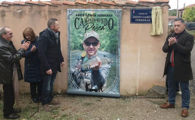 Cuadros reconoce al campeón mundial David García dando su nombre al Paseo del Río