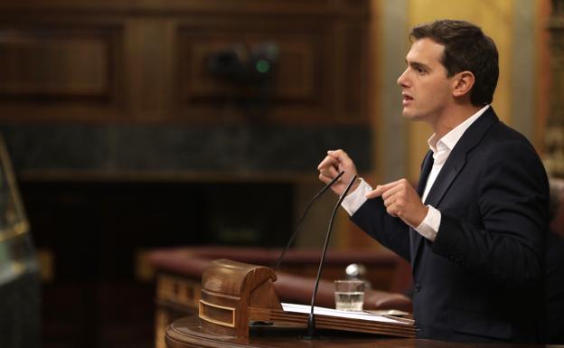 Rivera planta a Casado en la cumbre constitucionalista del PP en el Congreso