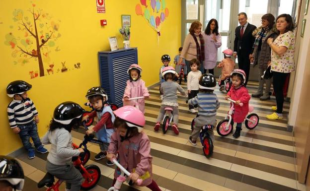 Los cuatro centros infantiles municipales reciben 60 bicicletas para enseñar a los niños movilidad y respeto al medio ambiente