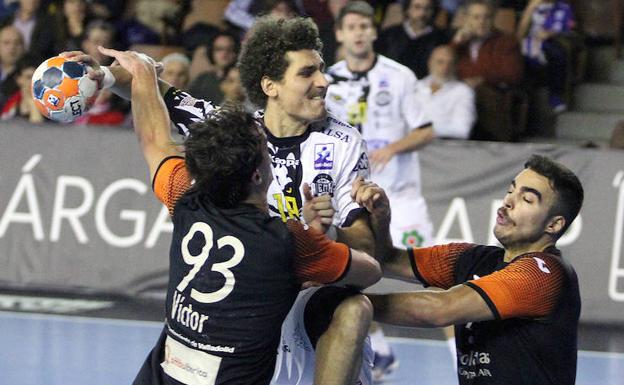 El Abanca Ademar se lleva con autoridad y mucha defensa el derbi