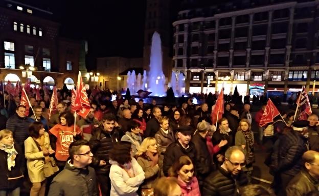 León pide en la calle empleo e industria: «No solo de bares se vive»