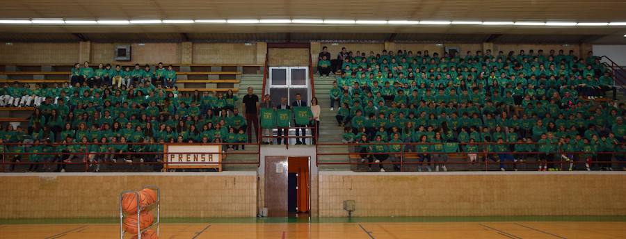 Las Escuelas Municipales Deportivas de La Bañeza reciben material donado por Caja Rural