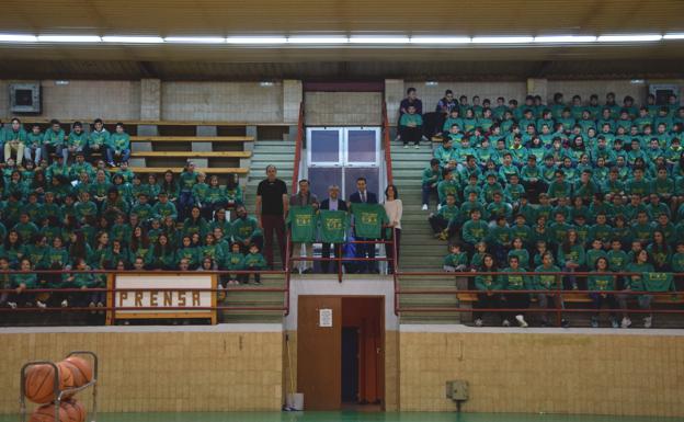 La Caja Rural ha entregado más de 1.000 sudaderas a las Escuelas Deportivas Municipales de Santa María del Páramo
