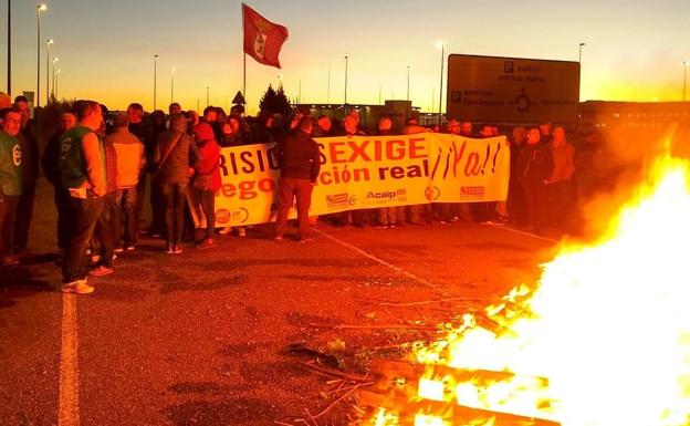 Los funcionarios de la prisión de Villahierro regresan a la huelga