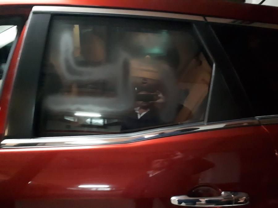 Pintan el coche del líder del PP catalán en el garaje de su casa y le pinchan las ruedas