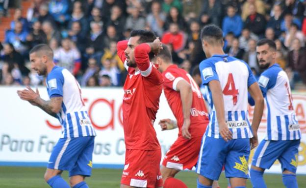 El miedo a ganar deja en 'tablas' un intenso derbi leonés en el Toralín