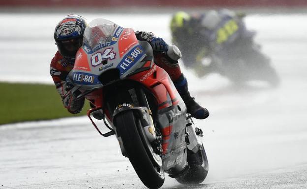 Dovizioso triunfa en la locura de Valencia