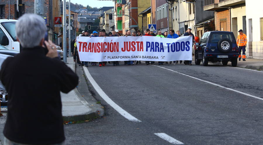La marcha minera de Toreno pone rumbo a Oviedo