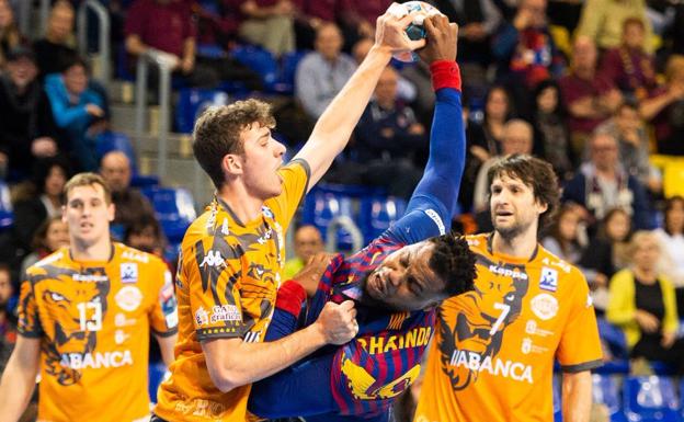 El Abanca Ademar planta cara al Barça pero no puede dar la sorpresa