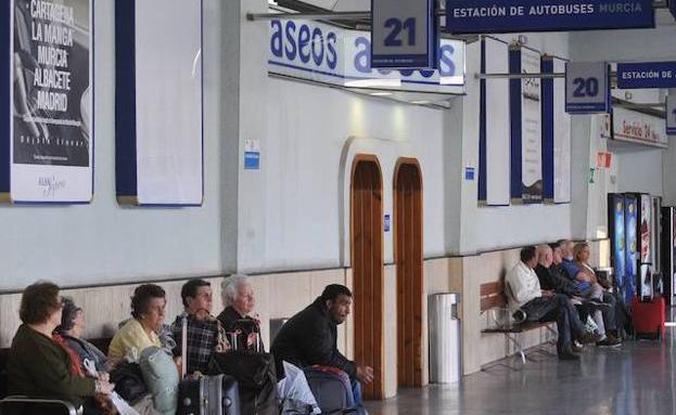 Violan a una joven discapacitada en el aseo de la estación de autobuses de Murcia