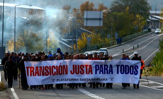 La marcha minera de la plataforma Santa Bárbara llega a Oviedo para alertar de que los cierres abocan a León y Asturias al 'luto'