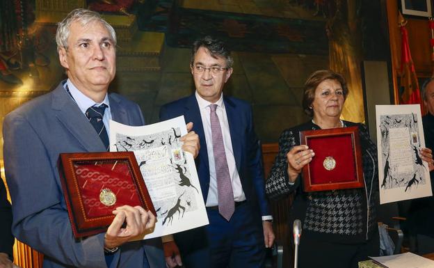 Argentina y Cuba reciben dos medallas por «el amor y cariño con el que la distancia no puede»