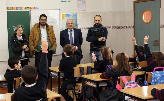 Cerca de 500 alumnos de 3º y 4º de Primaria aprenden a reciclar vidrio con «Míster Iglú»