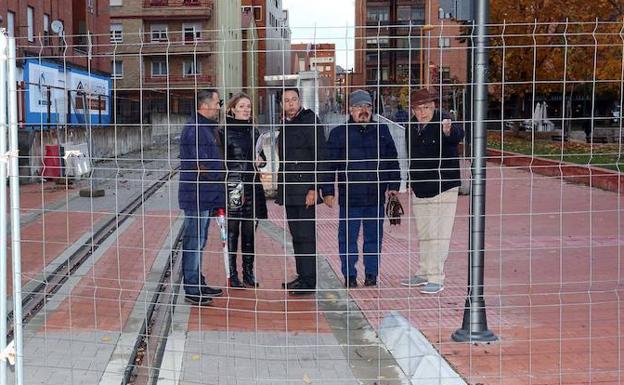 Vecinos y comerciantes de San Mamés piden al Ayuntamiento que exija a Adif la retirada de las vallas en el trazado ferroviario