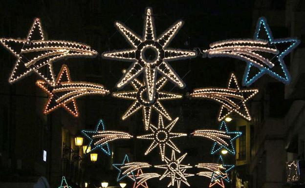 El Ayuntamiento busca una solución de urgencia para que el centro de León no se quede sin luces de Navidad
