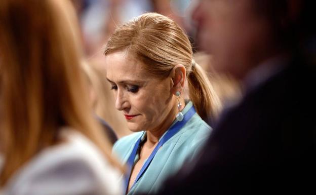 La juez procesa a Cifuentes y libra a la exministra Montón por el 'caso máster'