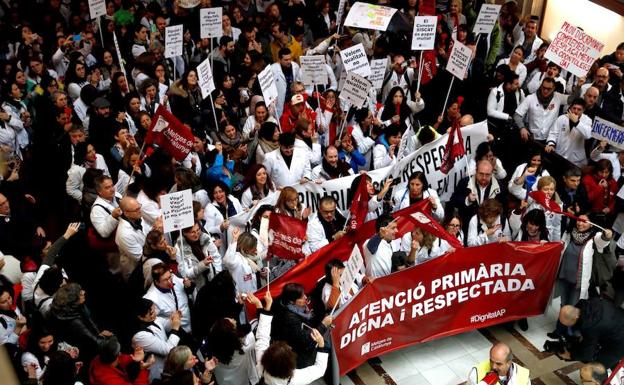 La sociedad civil se levanta contra Torra por la parálisis institucional que causa el 'procés'