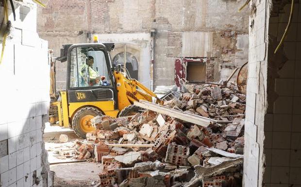 La búsqueda de restos medievales en el hall y la cafetería de San Marcos