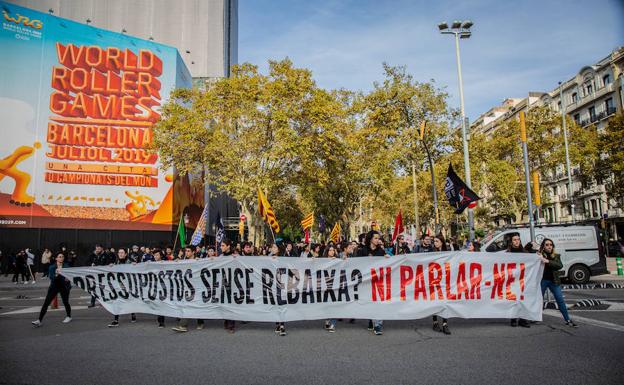 Médicos, universitarios, profesores y funcionarios toman la calle para presionar a Torra