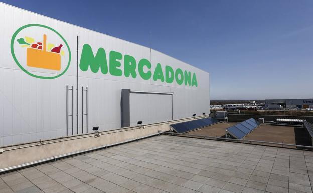 Mercadona firma un preacuerdo para subir un 15% los sueldos de su plantilla e instalar el sistema de fichaje