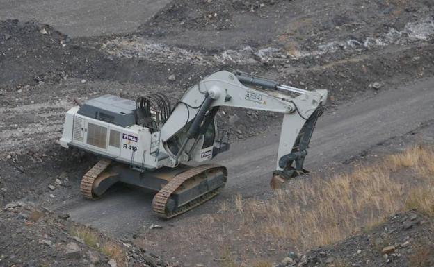 Los trabajadores de Peal se reúnen con el alcalde de La Pola de Gordón para pedir un pleno extraordinario