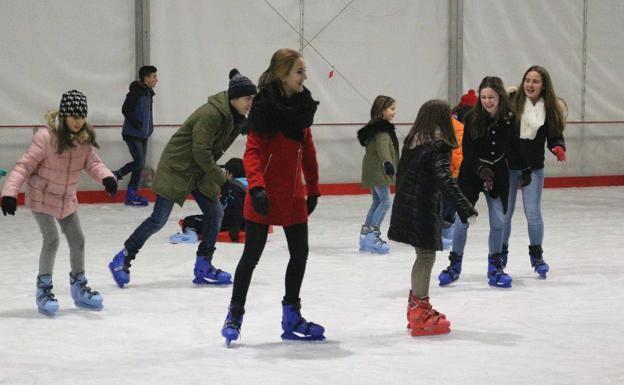 Valverde de la Virgen disfruta de su pista de hielo