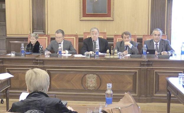 El pleno acuerda la subida salarial de la corporación municipal y un nuevo Reglamento Orgánico para León