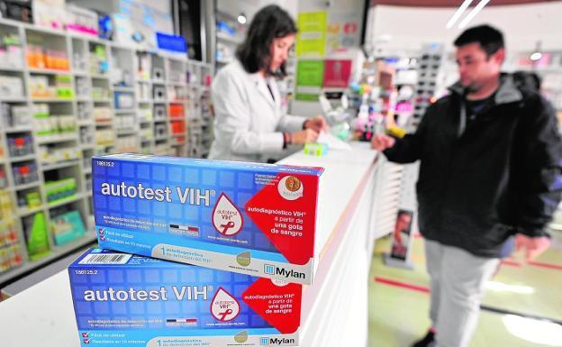 Las farmacias leonesas detectan cerca de una veintena de positivos en VIH con su Programa sanitario de asesoramiento y test rápidos