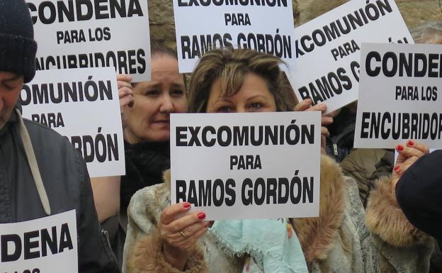 Los exseminaristas pedirán al Papa Francisco la excomunión de Ramos Gordón y reclaman «una condena real»