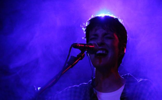 León rema río arriba de la mano de Vega