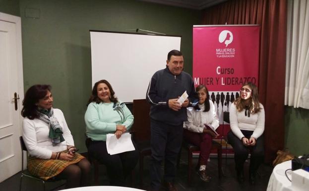 Una veintena de mujeres aprenden en Hospital de Órbigo herramientas de emprendimiento y liderazgo