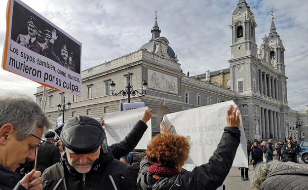 Decenas de personas protestan contra el traslado de Franco a la catedral de la Almudena