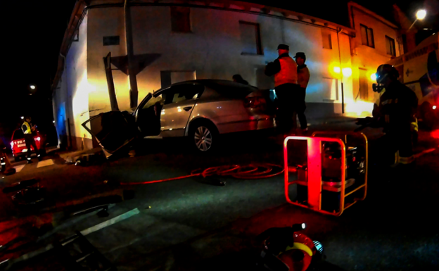 Un joven estrella su coche contra una vivienda de Valdefuentes del Páramo