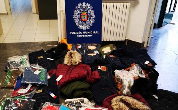 Un detenido y dos investigados en Ponferrada por la venta de ropa falsificada y artículos de telefonía móvil igualmente falsificados