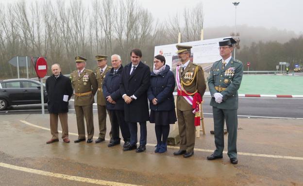 La nueva rotonda de acceso a la base Conde de Gazola pone fin a la peligrosidad del antiguo cruce